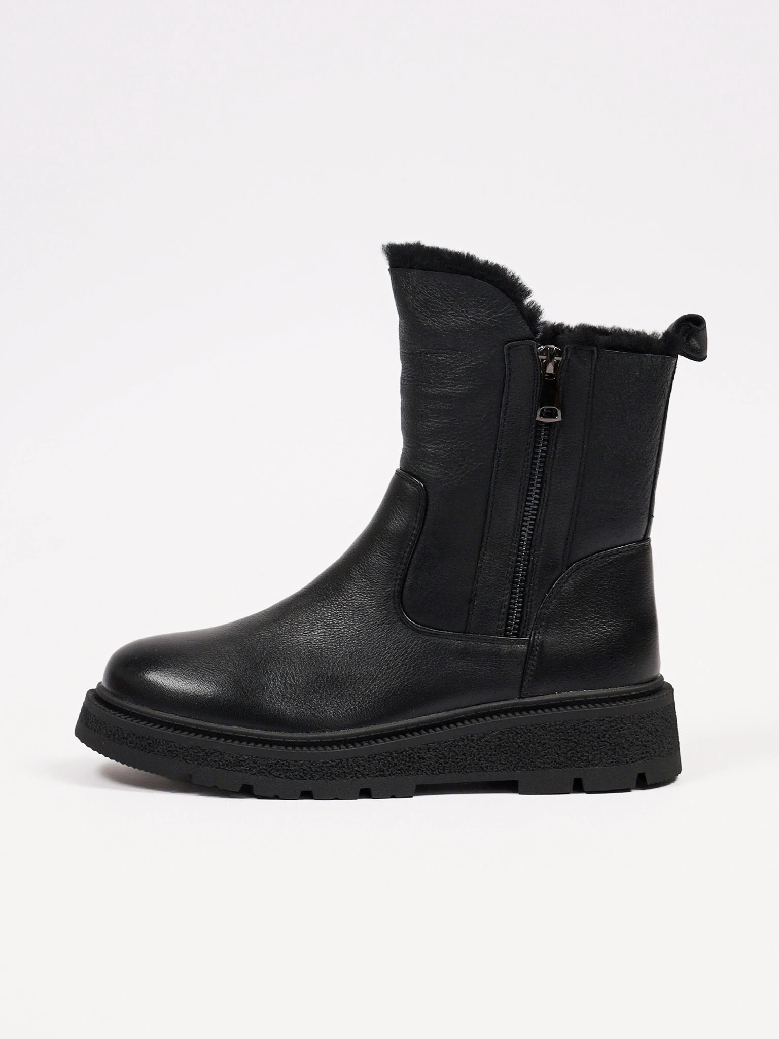 Ботинки черного цвета с двумя боковыми молниями